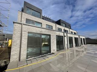 <p>Op zoek naar een stijlvol, energiezuinig appartement op een toplocatie? Dan is dit prachtige nieuwbouwappartement precies wat u zoekt. De centrale ligging zorgt ervoor dat winkels, scholen en openbaar vervoer zich op wandelafstand bevinden, waardoor u geniet van zowel rust als optimale bereikbaarheid.<br /><br />Bij het betreden van het appartement wordt u meteen verwelkomd in een lichtrijke leefruimte met grote raampartijen die zorgen voor een aangename, natuurlijke lichtinval. De open indeling creëert een ruimtelijk gevoel en vormt het hart van de woning. De volledig geïnstalleerde keuken is uitgerust met moderne toestellen en sluit naadloos aan op het terras met prachtig open zicht op de omliggende natuur — ideaal voor gezellige diners of een ontspannen koffiemoment in de buitenlucht en een zeldzamen luxe in het centrum van de gemeente. <br /><br />Het appartement beschikt over twee slaapkamers. De moderne badkamer is strak en hedendaags afgewerkt en voorzien van een ruime inloopdouche en een dubbele lavabo, zodat comfort en functionaliteit perfect samenkomen. Dit appartement heeft tal van extra voordelen: een privatieve parkeerplaats, een handige berging op de kelderverdieping en gemeenschappelijke laadpunten in de voortuin.  <strong>Het appartement is beschikbaar vanaf 01/01/2027</strong><br /><br />Interesse? Bel of mail ons voor een bezoek sally@connect-immo.be of 0478 570 999<br />EPB startverklaring: 24137-G-OMV_2021096825/EP18437/SV/A001/D01/SD001 - label A</p>
