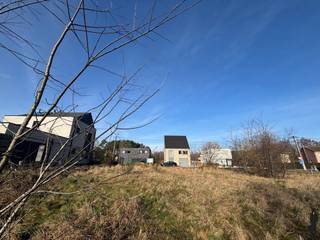 <p><strong>Mooi Zuidelijk georiënteerd perceel, geschikt voor de bouw van een vrijstaande eengezinswoning.</strong> <br /><br />Deze bouwgrond met een totale oppervlakte van 1.112m² is volledig vlak, zonder beplanting en bomen, en is rustig gelegen in een fietsstraat nabij het centrum. <br /><br />Bouw hier uw droomwoning met een bouwdiepte van max 15m op gelijkvloers en 12m op verdieping. Ook kamers onder het dak of een aanbouw met plat dak is toegelaten. Bijgebouw dienstig als tuinberging is toegelaten met een max oppervlakte van 15m² & een max. hoogte van 3m. <br /><br />Bouwrijp verkocht en er is geen bouwverplichting!<br /><br />Bouwvoorschriften beschikbaar en te verkrijgen via ons kantoor.<br />Deze bouwgrond is ideaal voor wie rustig wil wonen met vlotte verbinding naar invalswegen en voorzieningen.</p>
<p>Voor meer informatie of een afspraak gelieve onze vastgoedverantwoordelijke te contacteren op het nummer 016/41 51 51 of mail naar <span>keerbergen@deboerenpartners.be.</span></p>