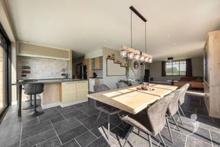 <p><span>Bent u op zoek naar een ruime gezinswoning met landelijke charme, hedendaags comfort en tal van mogelijkheden? Dan is deze prachtige villa aan de Kloosterstraat 113 in Westerlo zeker een bezoek waard. </span></p><p><span>De woning biedt 268 m² bewoonbare oppervlakte op een volledig omheind perceel van 20a 30ca, met veel privacy en een zonnige, zuidgerichte tuin. </span></p><p><span>Via de inkomhal met gastentoilet bereikt u de leefruimtes. </span></p><p><span>Op het gelijkvloers bevinden zich een eerste badkamer met douche en lavabo, een praktische wasplaats en een stijlvolle, volledig uitgeruste keuken met eiland en veel bergruimte. </span></p><p><span>De lichtrijke eetplaats biedt een mooi uitzicht op de tuin en sluit aan op de gezellige woonkamer met pelletkachel. </span></p><p><span>Verder beschikt de woning over een dubbele inpandige garage en een droge kelder. </span></p><p><span>Op de eerste verdieping zijn er drie volwaardige slaapkamers. De ruime masterbedroom beschikt over een uitzonderlijk grote dressing die nog naar eigen smaak kan worden afgewerkt (vloer en kasten). </span></p><p><span>Ook de royale tweede badkamer biedt de mogelijkheid om volledig naar eigen wens af te werken. Alle aansluitingen voor een ligbad, inloopdouche, dubbele lavabo en toilet zijn reeds voorzien. </span></p><p><span>Buiten vindt u meerdere bijgebouwen, ideaal voor een zelfstandige, hobbyist of extra opslag. De automatische toegangspoort aan de voorzijde zorgt voor extra comfort en privacy. Via de achterliggende inrit is het perceel eveneens bereikbaar, wat bijkomende mogelijkheden biedt voor parkeren en stockeren. </span></p><p><span>Deze energiezuinige villa is uitgerust met kwalitatieve technieken, waaronder:</span></p><ul><li><span>Volledig Loxone-domoticasysteem </span></li><li><span>Geothermische warmtepomp </span></li><li><span>Ventilatiesysteem D </span></li><li><span>Regenwaterput van 20.000 liter </span></li><li><span>Dubbele inpandige garage </span></li><li><span>Volledig omheind perceel met automatische poort </span></li><li><span>Zuidgerichte tuin </span></li></ul><p><span>Deze woning combineert ruimte, comfort, energiezuinigheid en veelzijdigheid op een uitstekende locatie in Westerlo. Dankzij de nog af te werken dressing en badkamer kunt u bovendien uw eigen stijl aan de woning geven.</span></p><p><span>Interesse in deze prachtige woning? Plan snel uw bezoek via 016 15 31 15 of info@immolivit.be.</span></p><p><span> </span></p><p><span> </span></p>