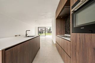 Deze bijna-energie neutrale woning bevindt zich op wandelafstand van het natuurgebied 'De Most' te Balen, op een perceel van 446 m². De woning omvat o.a. inkomhal met gastentoilet, een woonkamer met open keuken, een wasplaats, 3 slaapkamers en een badkamer. <br />Aangelegde, volledig omheinde tuin met carport en achterliggende tuinberging.<br /><br />Gelijkvloers:<br />De inkomhal met gastentoilet verleent toegang tot een praktische berging/wasplaats en de gezellige leefruimte met open keuken. De keuken is compleet ingericht met alle moderne apparatuur (inductiekookplaat Novy, koelkast Siemens, combi-oven Siemens, vaatwasser Siemens). De leefruimte heeft een mooi zicht op de tuin, dankzij grote glaspartijen. De wasplaats/bergruimte is voorzien van aansluitingen voor wasmachine en alle technische voorzieningen.<br /><br />Eerste verdieping:<br />Op de eerste verdieping bevinden zich 3 slaapkamers en een douchekamer voorzien van een wasmeubel met enkele wastafel en inloopdouche. Apart toilet aanwezig. <br /><br />Tuin:<br />Gezellige tuin met terras en carport. <br /><br />Buitengewone kenmerken:<br />- Op wandelafstand van natuurgebied 'De Most'<br />- BEN woning (E-peil <20)<br />- Warmtepomp (lucht/water) + vloerverwarming<br />- Regenwaterput aanwezig en aangesloten op toiletten en buitenkraan<br />- Carport aanwezig<br />- Ventilatiesysteem D<br />- Zonnepanelen aanwezig<br />- Bewoonbare opp.: 174,50 m²<br />- Verkoop onder BTW-stelsel