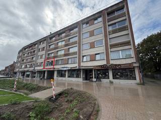 Prachtig gerenoveerd appartement te huur in het hartje an Bree.<br /><br />Dit aangename appartement is gelegen op een gunstige locatie in het centrum, met winkels, openbaar vervoer en andere voorzieningen op wandelafstand. Het appartement bevindt zich op de 1e verdieping van residentie Maltha en biedt een comfortabele en praktische indeling.<br /><br />Bij het betreden van het appartement komt u in een ruime inkomhal met een ruime inbouwkast waarin wasmachine en droogkast geplaatst kunnen worden en er ook plaats is voor jassen/tassen. Het appartement beschikt over 3 slaapkamers, een badkamer met douche, en een lichtrijke living met volledig ingerichte keuken. Aan de achterzijde van het appartement is er nog een balkon.<br /><br />Beneden in de kelder is er nog een autostaanplaats en een kelderberging (autostaanplaats is niet bereikbaar op dit moment door de wegenwerken).<br /><br />In deze residentie is er een collectief systeem voor verwarming en voor het verbruik van water. Hierdoor worden er maandelijkse voorschotten aan de eigenaar betaald van €175/maand. Ieder jaar, rond maart, wordt er afgerekend aan de hand van meterstanden.<br />Gemeenschappelijke kosten: €75/maand<br /><br />Enkele van de meubels op de foto's zouden kunnen blijven staan.<br /><br />Beschikbaar in onderling overleg.<br /><br />Interesse? Neem gerust contact op voor meer informatie of een bezichtiging.