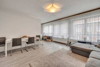 At the border between Ganshoren and Jette, on the 2nd floor of a small building with 4 units and no syndic, this bright apartment of ±85 m²...