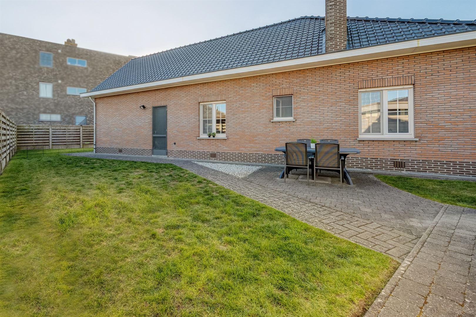 Laagbouw op topligging! Met tuintje en garage! - foto 2