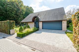 <p><strong>Charmante open bebouwing in Erps-Kwerps, gelegen in een groene en residentiële omgeving nabij openbaar vervoer en het treinstation.</strong><br />Deze woning uit 1997 combineert ruimte, comfort en een rustige ligging in een landelijke villawijk. De lichtrijke woonkamer en de ruime keuken zorgen voor een aangename leefomgeving voor het hele gezin. Met drie volwaardige slaapkamers, een grote tuin van 524 m² en een ruime oprit voor de deur biedt deze woning alles voor comfortabel wonen. Bovendien is de woning asbestvrij en beschikt ze over een EPC-label B, waardoor er geen renovatieverplichting geldt. De nabijheid van scholen, bos en park maken deze woning extra aantrekkelijk.<br /><br /><u><strong>Belangrijkste ruimtes:</strong></u><br />• Ruime woonkamer (56 m²) met veel lichtinval<br />• Keuken (16 m²) met praktische indeling<br />• Drie slaapkamers van 27,6 m², 12 m² en 12 m²<br />• Badkamer (10 m²)<br />• Bijkeuken (6 m²) en berging (3 m²)<br />• Garage (33 m²)<br />• Tuin van 524 m²<br />• Ruime oprit met parkeermogelijkheid voor de woning<br /><br /><u><strong>Troeven:</strong></u><br />• Asbestvrije woning<br />• EPC B dus geen renovatieverplichting<br />• Rustige ligging in groene en residentiële omgeving<br /><br />Meer informatie of een bezoek met Nicolas Geeraerts? Contacteer ons via +3223351115<br />JOUW DROOMHUIS. ZO GEVONDEN!</p>