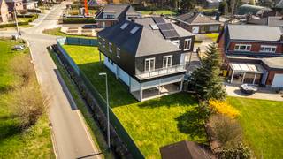 <p>Interesse? Neem gerust contact op met Erik via erik@copandi.be of via 0497/530796.</p><p></p><p>Deze ruime open bebouwing is gelegen in Boortmeerbeek (Hever), meer bepaald in de Kallebeekstraat 18. Dit is een rustige straat op een goede locatie. Winkels, openbaar vervoer en scholen zijn te vinden in de nabijheid. De woning werd gebouwd op een mooi perceel van 10a32ca. Oorspronkelijk dateert de woning van 1965, maar in 1995 werd ze uitgebreid met twee extra entiteiten. Hierdoor is er nu een gelijkvloers woongedeelte met 3 slaapkamers en daarboven nogmaals 2 wooneenheden met elk 2 slaapkamers.</p><p>Er werd goed geïsoleerd en er werden zonnepanelen met een batterij geplaatst, waardoor ze beschikt over een erg positief EPC met een B-label. Ook is de woning volledig asbestveilig.</p><p>Een interessante opportuniteit voor een grote familie, die graag wil samenwonen op hetzelfde adres, maar toch apart.</p><p></p><p><strong>Gelijkvloers</strong><br />Het gelijkvloers vormt één geheel met de grote tuin en biedt een aangename en praktische woonindeling. Er is een grote leefruimte met aansluitend de keuken met extra berging. Op deze verdieping zijn er bovendien meerdere kamers die kunnen dienen als slaapkamers, bureau of hobbyruimte. Verder beschikt het gelijkvloers over een badkamer, een apart toilet en een ruime garage met plaats voor een wagen en extra opslag. De directe connectie met de tuin maakt dit niveau bijzonder aantrekkelijk voor wie houdt van buitenruimte en rust.</p><p><br /><strong>Verdiep 1</strong><br />Op de eerste verdieping bevinden zich twee aparte woonunits, elk met een eigen indeling. Beide units beschikken over een leefruimte met keuken, slaapkamers en sanitaire voorzieningen.</p><p><br /><strong>Verdiep 2</strong><br />Elke woonunit beschikt over een eigen zolderkamer, wat zorgt voor extra ruimte die kan dienen als slaapkamer, bureau of bergruimte.</p><p><br />✅ Gelijkvloers met grote tuin<br />✅ Twee aparte woonunits op de verdieping<br />✅ Zeven slaapkamers<br />✅ Garage en veel bergruimte<br />✅ Goede ligging</p><p>✅ Asbestveilig</p><p>✅ Goed EPC met B-label</p>