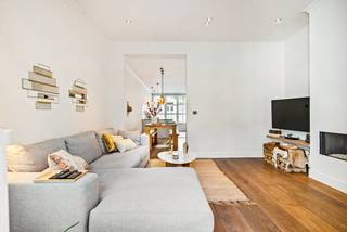 Op zoek naar een instapklare woning met karakter, sfeer en een kwalitatieve afwerking? Dan zal deze charmante stadswoning u meteen weten te bekoren.<br /><br />Via de inkomhal betreedt u de woning en komt u rechtstreeks in de gezellige eetkamer. Vooraan bevindt zich de volledig uitgeruste keuken met natuurstenen werkblad en kwalitatieve toestellen. Rechts sluit de sfeervolle woonkamer naadloos aan op de eetkamer, waardoor een aangename en open leefruimte ontstaat. De parketvloer, gashaard en grote raampartijen zorgen voor een warme uitstraling. Via het schuifraam heeft u rechtstreeks toegang tot het terras en de gezellige stadstuin, een heerlijke plek om in alle rust te genieten.<br /><br />Op de eerste verdieping geeft de nachthal toegang tot een eerste slaapkamer met prachtige breedplank parketvloer. Verder bereikt u via de nachthal de dressing met parketvloer, die aansluit op de tweede slaapkamer, eveneens afgewerkt met een parketvloer en voorzien van airconditioning. Achter een schuifdeur bevindt zich de stijlvolle badkamer met regendouche, kwaliteitsvol sanitair van Villeroy & Boch en praktische ingemaakte kasten.<br /><br />Een extra troef is de ruime afgewerkte zolderverdieping. Deze biedt voldoende ruimte om eenvoudig twee bijkomende slaapkamers te creëren, ideaal voor een groter gezin, een hobbyruimte of een thuiskantoor.<br /><br />Verder beschikt de woning over een kelder, een terras in blauwe hardsteen en een onderhoudsvriendelijke stadstuin met wateraansluiting en tuinverlichting.<br />Dankzij de kwalitatieve afwerking, het gebruik van duurzame materialen en de gunstige ligging nabij winkels, scholen en openbaar vervoer, vormt deze woning een ideale thuis voor wie op zoek is naar comfort en gezelligheid.<br /><br />pluspunten:<br /><br />- Instapklare woning<br />- 3 slaapkamers + dressing<br />- Mogelijkheid tot 2 slaapkamers op zolder<br />- Gezellige stadstuin met terras<br />- Kwalitatieve afwerking en materialen<br /><br />Interesse in deze instapklare woning? Contacteer ons via 03 337 50 70 of info@vbvastgoed.be voor meer info of een afspraak.