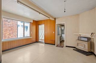 <p>Op een rustige, groene locatie ligt deze statige halfopen bebouwing te wachten op een nieuwe eigenaar met visie. Met haar authentieke gevel, charmante uitstraling en aparte zij-ingang biedt dit pand niet alleen karakter, maar ook tal van mogelijkheden.</p>
<p>Binnenin telt de woning vier slaapkamers, een ruime leefruimte en een klassieke indeling die vraagt om een hedendaagse touch. De structuur is degelijk, de sfeer uniek — de perfecte basis voor een geslaagde renovatie.</p>
<p>De tuin is een absolute troef: meer dan genoeg ruimte voor ontspanning, tuinprojecten, speelruimte of zelfs een uitbreiding.</p>
<p>Extra praktisch: er is een mogelijkheid tot aankoop van een achterliggende garagebox.</p>
<p>Wat je mag verwachten:<br />– Statige te renoveren woning op 1600m2!<br />– 4 slaapkamers<br />– Zij-ingang met extra mogelijkheden<br />– Opbergruimte in de tuin<br />– Optie tot garagebox</p>
<p>Zoek je een eigendom waar je jouw eigen stempel op kan drukken, in een omgeving die rust uitstraalt en toch vlot bereikbaar is? Dan is dit er eentje die je gezien moet hebben.</p>
<p>Neem contact op voor een bezichtiging – laat je inspireren door de ruimte, de charme en het potentieel.<br /><br />Wg, Gvkr, Gvv, Vg, Geen overstromingsgevoelig gebied</p>