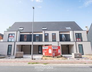 Een weldoordacht project van 3 knappe, ruime woningen in volle centrum vlakbij handelszaken, scholen en openbaar vervoer. Duurzaam en ecologisch gebouwd met een perfecte zuidwest oriëntatie. Iedere woning heeft minimum 3 slaapkamers en kan worden voorzien van een ruime 4de slaapkamer (op de zolderverdieping).<br /><br />Energiezuinige woningen dankzij o.a. vloerverwarming, warmtepomp en zonnepanelen.<br />Wij hebben gezorgd voor de volledige afwerking met hoogwaardige materialen door vakmensen uit de buurt: zelfs de opritten, terrassen, tuinhuizen, wadi's, carports en extra parkeerplaatsen werden voorzien. <br /><br />Wenst u meer info? Graag mailen naar sylvie@immoroba.be.<br /><br />Aankoop met 6% BTW mogelijk, ook voor investeerders!