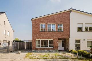 LIGGINGOntdek deze te renoveren halfopen woning met 3 slaapkamers, loods en ruime tuin met open zicht in de Ten Edestraat te Nazareth-De Pinte. Deze...