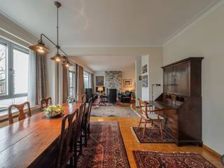<p><span>Riant 4-slk hoekappartement met 2 terrassen en 2 autostaanplaatsen</span></p><p><span> </span></p><p><span>OMGEVING</span></p><p><span>Op zoek naar een ruim appartement (206 m²) met karakter, veel licht en een groene omgeving? Dit charmant hoekappartement op de 2de verdieping biedt een mooie combinatie van ruimte en comfort. Gelegen in het gegeerde Wilrijk vlakbij het Middelheim en Vogelzang, geniet je hier van een aangename, groene omgeving en vlotte bereikbaarheid. </span></p><p><span> </span></p><p><span>INDELING</span></p><p><span>Bij het binnenkomen verwelkomt de ruime inkomhal je met een praktische vestiairekast, berging met aansluitingen voor wasmachine en droogkast en een apart gastentoilet. </span></p><p><span>De lichtrijke woonkamer op parket met toegang tot het terras, vormt het hart van het appartement. De eetkamer loopt mooi over in de gezellige woonkamer op parket, de ideale plek voor gezellige avonden met familie en vrienden.</span></p><p><span>De grote keuken is voorzien van een oven, gasvuur met dampkap, dubbele spoelbak en vaatwasser en heeft rechtstreeks toegang tot het terras, perfect voor een ochtendkoffie, een aperitiefje of een rustig momentje buiten. Praktisch is ook de ruime berging die grenst aan de keuken.</span></p><p><span>Het appartement beschikt over 4 ruime slaapkamers waarvan de masterbedroom een ensuitebadkamer (bad- douchecombinatie en lavabo) heeft en 1 slaapkamer toegang heeft tot het terras aan de achterzijde van het gebouw. De 2de badkamer met zitbad- douchecombinatie en lavabo zorgt voor extra comfort. </span></p><p><span> </span></p><p><span>Een extra troef zijn de 2 bergplaatsen in de kelder en de 2 ondergrondse autostaanplaatsen die kunnen aangekocht worden voor € 17.000 en € 9.000 (deze is ideaal voor een kleine stadswagen of moto).</span></p><p><span> </span></p><p><span>BIJZONDERHEDEN</span></p><p><span>- 4 slaapkamers</span></p><p><span>- vernieuwde ramen</span></p><p><span>- 2 terrassen</span></p><p><span>- EPC B</span></p><p><span>- 2 badkamers</span></p><p><span>- 2 ondergrondse staanplaatsen</span></p><p><span>- goed onderhouden gebouw met conciërge</span></p>