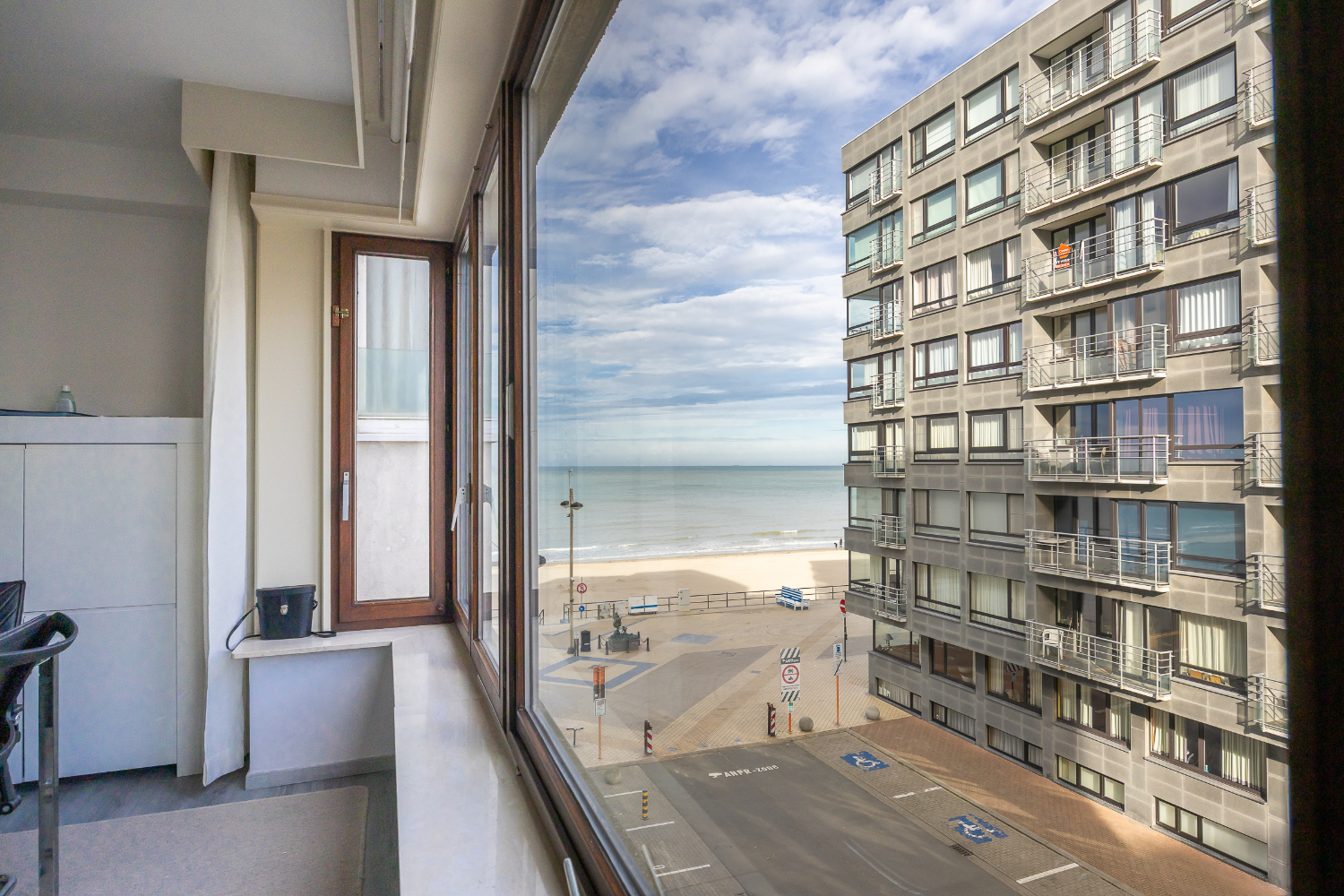 Instapklaar 2 slaapkamer-appartement met zijdelings zeezicht - foto 5