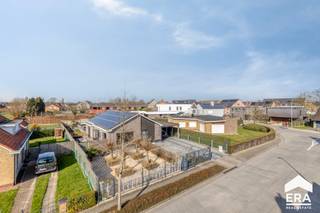 Deze charmante bungalow is centraal gelegen in het bruisende Zedelgem, op slechts 100 meter van het dorpscentrum met winkels, horecazaken en...