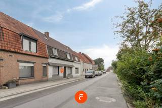 Een ruime woning die reeds structureel gerenoveerd werd maar dus nog ingericht/afgewerkt dien te worden. Ingedeeld als volgt: Inkomhal, bureauruimte, woonkamer, leefkeuken, zeer ruime badkamer en berging/wasplaats. Boven is ruimte voor 3 slaapkamers (nog in te delen) en een handige bergzolder. Beneden is overal reeds vloerverwarming voorzien, boven wordt verwarmd met klassieke radiatoren. Aangename tuin achteraan met (fietsen-)uitweg. EPC-label C (GEEN Renovatieplicht).