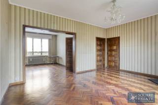 Square Estate biedt u deze ruime woning aan die volledig gerenoveerd moet worden en een uitzonderlijk potentieel biedt. De begane grond bestaat uit...