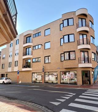 <h1><span>Instapklaar appartement met twee slaapkamers, dakterras en garagebox in het centrum van Roeselare</span></h1><h1><span> </span></h1><h1><span>Dit instapklaar appartement is gelegen op de derde verdieping van een verzorgd gebouw met lift. Dankzij de centrale ligging woont u op wandelafstand van winkels, horecazaken, openbaar vervoer en andere dagelijkse voorzieningen. </span></h1><h1><span> </span></h1><h1><span>Indeling van het appartement: </span></h1><ul><li><span>Inkomhal met ingebouwde vestiaire </span></li><li><span>Apart gastentoilet </span></li><li><span>Lichtrijke leefruimte </span></li><li><span>Volledig ingerichte keuken </span></li><li><span>Praktische berging </span></li><li><span>Badkamer met douchebad en dubbele lavabo </span></li><li><span>Twee ruime slaapkamers </span></li><li><span>Dakterras </span></li></ul><h1><span> </span></h1><h1><span>Dit appartement combineert een praktische indeling met een uitstekende ligging in het centrum van Roeselare en is volledig instapklaar. De bijhorende garagebox zorgt bovendien voor extra comfort. </span></h1><h1><span> </span></h1><h1><span>Garagebox: inbegrepen </span></h1><h1><span>Syndic: € 50 per maand </span></h1><h1><span>Bij interesse kunt u via deze link uw huurdersprofiel aanmaken: https://clee.be/nl/app/kandidaat-stellen/0476526158/524eb343-df7a-f111-b337-6045bd9c0a43</span></h1><p><span> </span></p>