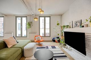 Maison de commerce composée d'un espace commercial pratique au rez-de-chaussée et d'un charmant appartement aux étages supérieurs.