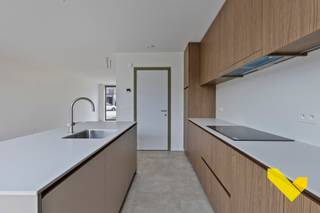 <span>Ontdek deze hedendaagse nieuwbouwwoningen gelegen in de Burgemeester Steyaertstraat.</span>
<p><strong>Troeven:<br /></strong>- Kwalitatieve afwerking met een uitzonderlijk laag E-peil<br />- Hoogwaardige isolatie en innovatieve technieken<br />- Warmtepomp (lucht-water)<br />- Zonnepanelen<br />- Ventilatiesysteem type D<br />- Regenwaterrecuperatie, aangesloten op de buitenkraan en beide toiletten<br />- Volledig afgewerkt met aangelegde tuin, carport en berging<br />- 6% BTW mogelijk</p>
<p>Dankzij zijn doordachte indeling en geoptimaliseerd gebruik van de woonoppervlakte van <strong>145 m²</strong> beschikken deze woningen over <strong>3</strong> mooie slaapkamers, de leefruimte aansluitend aan de open keuken in combinatie met grote raampartijen aan de voor- en achterzijde die een maximale lichtinval garanderen. De ruime tuin met terras en carport maken dit tenslotte de ideaal thuis voor gezinnen of koppels met toekomstplannen.</p>
<p><strong><span>Prijsinformatie:<br /></span></strong><span>De geadverteerde prijs is <strong>exclusief</strong>: <strong>21% btw</strong>, staanplaats, kelderberging, fietsenstalling, aansluitingskosten, notariskosten en registratierechten op het grondaandeel. Onderaan bij <strong>beschikbaarheid</strong> kan u meer informatie terugvinden over de <strong>totaalprijzen</strong> en het voordeeltarief van <strong>6% btw</strong> specifiek per appartement.<br /><br /></span><span></span>Hebt u interesse? Maak dan snel uw afspraak via 014 58 02 08 of via info@immovl.be.</p>