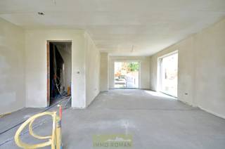 Deze BEN-woning is gelegen in een zijstraat van de invalsweg richting Ronse komende van Brakel, treft men deze gloednieuwe verkaveling! Dit op slechts 5 minuten van het bruisende stadscentrum van Ronse, met tal van horeca- en handelszaken, scholen en openbaar vervoer.<br /><br />In zijn totaliteit worden hier 15 hedendaagse BEN-woningen (reeds 4 verkocht) gerealiseerd, een <strong>verkeersluwe wijk</strong> die enkel toegankelijk is voor bewoners en een gezellige woonomgeving geniet door de gemeenschappelijke groenzone. Er is voldoende parkeergelegenheid in de wijk aanwezig, doordat er maar liefst 32 privatieve carports, 8 privatieve parkeerplaatsen en parkeerplaatsen voor bezoekers voorzien worden.<br /><br />De woning is ingedeeld als volgt: ruime inkomhal, apart toilet,  een open leefruimte met keuken en een aparte bergruimte. Op het 1ste verdiep zijn er <strong>3 slaapkamers</strong>, een badkamer, de nachthal, een apart toilet en een technische berging aanwezig. Verder is er nog een privatieve tuin met terras!<strong> Inbegrepen is 1 privatieve carport!</strong><br /><br />Maak snel een afspraak en ontdek alle details, bovendien heeft u als koper ook inspraak in de materiaalkeuze van oa. de badkamer, keuken, betegeling...<br />Interesse? Contacteer Kyamo De Smet: 0479 06 13 71