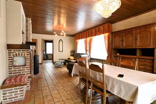 <p><span>Ruime woning met verrassend veel mogelijkheden, grote garage, zonnige tuin en carport</span></p><p><span>Wie op zoek is naar ruimte en flexibiliteit, zal hier aangenaam verrast worden. Deze woning biedt vandaag al veel comfort, maar vooral ook heel wat mogelijkheden naar indeling en gebruik toe.</span></p><p><span>Op het gelijkvloers kom je binnen in een ruime leefruimte met houtkachel, waar je gemakkelijk een gezellige zithoek en eethoek kan inrichten. Aansluitend ligt de instapklare leefkeuken. Verder zijn er beneden nog twee extra ruimtes die je volledig naar eigen noden kan invullen: bureau, hobbyruimte of bijkomende slaapkamer. Dat maakt dat deze woning perfect kan functioneren als gezinswoning met vier tot vijf slaapkamers, of ideaal is voor wie wonen en werken wil combineren.</span></p><p><span>De veranda is een echte meerwaarde: een extra leefruimte waar het aangenaam vertoeven is, met een mooie connectie naar buiten toe.</span></p><p><span>De badkamer werd reeds vernieuwd en is uitgerust met ligbad, douche en toilet. Verwarming gebeurt via centrale verwarming op aardgas.</span></p><p><span>Op de verdieping zijn er drie slaapkamers, waarvan twee echt ruim zijn. De derde kamer is compacter en kan perfect dienen als kinderkamer, dressing of bureau. Er is ook een apart toilet en een tweede sanitaire ruimte voorzien. Dankzij de vaste trap en de indeling met stijlwanden kan je deze verdieping nog verder aanpassen volgens je eigen wensen.</span></p><p><span>Wat deze woning extra interessant maakt, is de zeer ruime en diepe garage. Hier heb je niet alleen plaats voor wagens, maar ook voor opslag, wasmachine en droogkast. Er is zelfs een extra douche aanwezig. Buiten vind je bovendien een grote carport, ideaal voor meerdere wagens, een bestelwagen of zelfs een mobilhome.</span></p><p><span>De tuin is zonnig georiënteerd en biedt veel privacy, waardoor je in alle rust kan genieten van het buitenleven.</span></p><p><span>Kort samengevat: een woning met veel ruimte, veel mogelijkheden en vooral veel potentieel, voor wie net dat tikkeltje meer zoekt.</span></p><p><span> </span></p><p><span> </span></p>