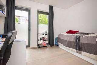 <p>Ontdek deze prachtige studio in een modern project met 18 studio's, gebouwd in 2018, gelegen in de onmiddellijke omgeving van campus Drie Eiken en dicht bij Groenenborger en Middelheim. De ligging is ideaal met openbaar vervoer in de straat en grote invalswegen op korte afstand.</p>
<p>Het project biedt een ruime gemeenschappelijke keuken en eetplaats, een groot terras, en een tuin met fietsenstalling.</p>
<p>De studio bevindt zich op de begane grond en is tot nu toe steeds verhuurd aan studenten. De kamer is praktisch ingedeeld met een leefruimte die een slaapgedeelte en een bureaugedeelte omvat. De badkamer is modern ingericht met een badkamermeubel en een inloopdouche. Daarnaast beschikt u over twee fietsenstallingen.</p>
<p>Dit is een zeer interessante investering met veel potentieel.</p>
EPC: 58.99Kwh/m²/jaar.