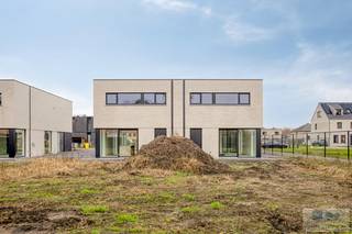 In een residentiële verkaveling te Laakdal, bevindt zich dit energiezuinig nieuwbouwproject bestaande uit 4 halfopen bebouwingen met modern...