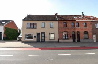 Bent u op zoek naar een gezinswoning met 3 slaapkamers, terras én zonnige tuin?Lees en kijk dan snel even verder!Deze woning is ideaal gelegen,...