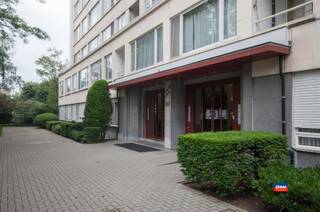 <p><span>ANTWERP | READY-TO-MOVE-IN THREE-BEDROOM APARTMENT WITH A SMALL TERRACE ON THE FOURTH FLOOR OF A WELL-MAINTAINED BUILDING WITH AN ELEVATOR | EPC B | </span></p><p><span>Layout as follows: entry hall with coat closet and built-in closets—laundry room—living room with hardwood floors—closed, fully equipped kitchen with access to the small terrace—new bathroom with walk-in shower and vanity—separate toilet—night hall—three bedrooms. 2 Basements. </span></p><p><span>Monthly expenses amount to approximately 300 euros (water, heating, elevator use, meter reading, maintenance, etc.).</span></p><p><span>The electrical system complies with AREI standards.</span></p>