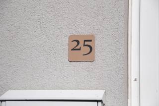 Karaktervolle stadswoning met 2 slaapkamers en inrichtbare zolder in hartje Geraardsbergen!

Op zoek naar een betaalbare eerste woning of een vastgoedinvestering met potentieel? Dan is deze charmante stadswoning in de Sint-Annastraat beslist een bezoek waard! Gelegen op wandelafstand van het centrum, winkels, scholen, openbaar vervoer en het station geniet u hier van een uiterst centrale ligging met een uitstekende bereikbaarheid.

Deze gesloten bebouwing biedt een praktische indeling met op het gelijkvloers een inkomhal, een gezellige leefruimte, een keuken, een badkamer en een apart toilet. Op de eerste verdieping bevinden zich twee volwaardige slaapkamers. Bovendien beschikt de woning over een ruime zolder, die mits de nodige aanpassingen extra mogelijkheden biedt voor een hobbyruimte, bureau of bijkomende slaapkamer(s).

Met een grondoppervlakte van 58 m² en een bruikbare vloeroppervlakte van 108 m² biedt deze woning verrassend veel ruimte. Daarnaast is er een praktische kelder aanwezig.

De woning beschikt reeds over een vernieuwde keuken en een warmtepompboiler. Dankzij de centrale ligging, de mooie lichtinval en de uitbreidingsmogelijkheden vormt dit pand een uitstekende opportuniteit voor starters, investeerders of handige renovatoren die hun eigen woonproject willen realiseren.

Verder is de woning gelegen in een niet-overstromingsgevoelige zone (P-score A en G-score A) en bevindt ze zich in woongebied.

Troeven
✔ Centrale ligging nabij station en centrum
✔ 2 slaapkamers
✔ Inrichtbare zolder met uitbreidingsmogelijkheden
✔ Vernieuwde keuken
✔ Warmtepompboiler aanwezig
✔ Kelder aanwezig
✔ Mobiscore 9/10
✔ Betaalbare woning met veel potentieel

Renovatie-informatie EPC-label F - 505 kWh/m²/jaar (renovatieverplichting van toepassing). Elektrische installatie niet conform. Asbestattest beschikbaar.

Interesse? Contacteer CasaVista Vastgoedkantoor voor meer informatie of een bezoek ter plaatse! 📞🏡