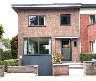 <p><strong>Deze instapklare Half-open bebouwing met een hedendaagse en tijdloze architectuur bevindt zich op een uiterst rustige, groene locatie in Wilrijk in de gegeerde wijk Park den Brandt. De woning wordt omringd door een charmante, onderhoudsvriendelijke tuin die veel privacy biedt en een oase van rust vormt.<br /><br /></strong></p>
<p><span><strong>INDELING:</strong></span><br />Bij het betreden van de woning valt meteen de stijlvolle inkomhal op, afgewerkt met een elegante witmarmeren vloer voorzien van een gastentoilet en vestiaire. De ruime, lichtrijke LEEFRUIMTE baadt in natuurlijk licht dankzij de grote raampartijen en is afgewerkt met een warme parketvloer. De living, salon en eetkamer vormen samen een harmonieus geheel en beschikken over een praktische vaste kastenwand.</p>
<p>De modern ingerichte KEUKEN ca. 5,60m x 2,10m sluit rechtstreeks aan bij de leefruimte en is uitgerust met een granieten werkblad en kwalitatieve SIEMENS-toestellen. Vanuit de keuken is er directe toegang tot het zonnige terras en de groene tuin, ideaal om te genieten op een zonnige dag.</p>
<p>Op de eerste verdieping bevinden zich drie SLAAPKAMERS (7,68m² - 11m² - 5,44m² en 14,64m²) en een bureau, elk afgewerkt met parketvloer en voorzien van een ingemaakte kast. De ruimtes kunnen flexibel worden ingericht als slaapkamers, bureau of hobbykamer. Daarnaast is er een DOUCHEKAMER met douche en een wastafel en een apart toilet.</p>
<p>De woning is volledig onderkelderd en biedt een bijzonder praktische meerwaarde. De kelder beschikt over een technische ruimte, aansluitingen voor wasmachine en droogkast, en voldoende opbergruimte. De kelder heeft een comfortabele stahoogte van 1,88 meter.</p>
<p>Buiten nodigt de gezellige tuin uit tot ontspannen in een groene omgeving met natuurlijke beplanting en volwassen bomen. Het aangename terras sluit naadloos aan bij zowel de leefruimte als de keuken, wat zorgt voor een vloeiende overgang tussen binnen en buiten. Bovendien is er een voorziening voor een fietsenberging.</p>
<p>Tot slot is de woning uitgerust met zonnepanelen, wat bijdraagt aan een energiezuinige en duurzame levensstijl. Deze stijlvolle, instapklare woning combineert hedendaagse elegantie met optimaal wooncomfort op een bijzonder rustige locatie in Wilrijk.<br /><br /></p>
<span><strong>BIJZONDERHEDEN: </strong></span><br />* Gelegen op toplocatie in Wilrijk, omgeving Park den Brandt <br />* EPC 181kWh/m², zonnepanelen aanwezig, fietsenberging