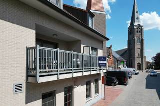 Dit instapklaar appartement is gesitueerd op de eerste en tweede verdieping van residentie De Zwaan, in het centrum van het landelijke Ruiselede...