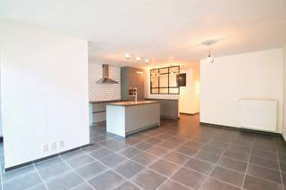 Dit GELIJKVLOERS 3 slaapkamerappartement ligt in een aangename residentie genaamd 'Willem De Beer" en ligt op een ULTRA TOPLOCATIE te centrum GENT met een mooi zicht op de Leie en met alles op wandel- en fietsafstand ! Naast zijn gegeerde buurt heeft u hier nog heel wat andere troeven, namelijk het ZEER RUIM zonneterras met aangename tuin en een privatieve staanplaats in de parkeerkelder. Dit ENERGIEZUINIG (E-peil 49) appartement beschikt over een lichtrijke leefruimte met moderne keuken incl. ALLE toestellen en 3 mooie slaapkamers.<br />Het appartement is momenteel verhuurd, dit kan ook gezien worden als een investeringspand!<br /><br />Indeling: inkomhal met vestiaire, apart toilet, leefruimte met open geïnstalleerde keuken, 1 slaapkamer, berging/wasplaats, nachthal, badkamer met toilet, bad &amp; douche en de andere 2 slaapkamers waarvan 1 met ingemaakte kasten. <br /><br />TOPAANBIEDING IN GENT ! <br />Meer info of een bezoek? Graag een mail naar hallo@wijsvastgoed.be ! We nemen dan spoedig contact op voor een bezoekmoment.