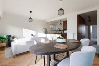 <p>Ontdek dit prachtige, volledig gerenoveerde appartement gelegen in een kleinschalig gebouw aan de rustige Perckhoevelaan in Wilrijk, op wandelafstand van het groene Park den Brandt. Dit appartement werd recent tot in de puntjes vernieuwd met kwalitatieve materialen en een hedendaagse afwerking:</p>
<ul>
<li>
<p>Stijlvolle visgraat parketvloer die warmte en karakter uitstraalt.</p>
</li>
<li>
<p>Keuken in marmerlook met moderne toestellen en strakke lijnen.</p>
</li>
<li>
<p>Nieuwe ramen, deuren, elektriciteit en sanitair, alles klaar voor zorgeloos wooncomfort.</p>
</li>
</ul>
<h3>Indeling</h3>
<ul>
<li>
<p>Lichtrijke leefruimte met grote raampartijen.</p>
</li>
<li>
<p>Moderne open keuken in marmerlook en warme houttint.</p>
</li>
<li>
<p>2 volwaardige slaapkamers.</p>
</li>
<li>
<p>Vernieuwde badkamer met eigentijdse afwerking.</p>
</li>
<li>
<p>Apart toilet.</p>
</li>
</ul>
<p>Dit appartement combineert modern comfort met sfeervolle elegantie in een groene, centrale omgeving. Garage optioneel aan te kopen voor 30.000 euro (enkel) of 45.000 euro (dubbel).<br /><br /></p>
<p></p>