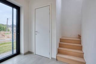 Deze energiezuinige nieuwbouwwoning is uiterst rustig gelegen doch nabij winkels, scholen, openbaar vervoer en verbindingswegen...