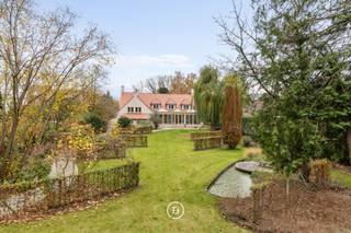 Ontdek deze prestigieuze villa, gerealiseerd met hoogwaardige materialen en een uitzonderlijke afwerkingsgraad op een riant perceel van 1...