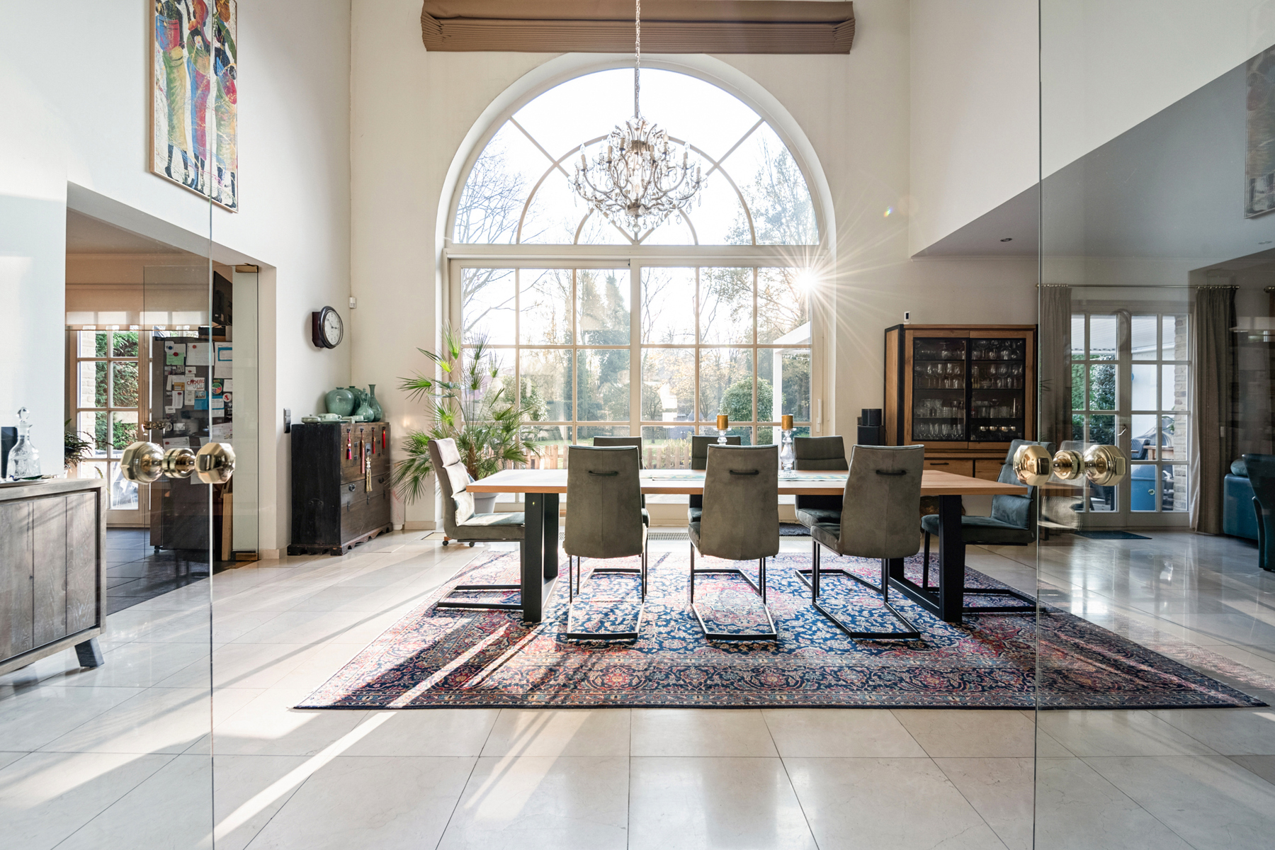 Lichtrijke, ruime villa met 6 garages op toplocatie vlakbij het centrum van Heide. - foto 3