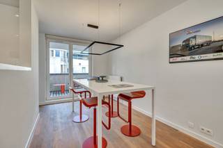 Deze prachtige duplex in de Naamsestraat, gelegen in een prestigieuze wijk, combineert modern comfort met elegantie. Het appartement beschikt over...