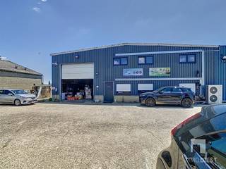 <h3><span>Instapklaar Industrieel Gebouw (1.045 m²) met 15 Parkeerplaatsen aan de Leuvensesteenweg te Diest</span></h3><p><span>Strategisch gelegen langs de Leuvensesteenweg in Diest, bieden wij dit goed onderhouden industrieel gebouw aan. </span></p><p><span>Het pand omvat 800 m² loodsruimte met hoge inrijpoorten (4 m) en 245 m² volledig ingerichte kantoorruimte (incl. keuken & sanitair). </span></p><p><span>Gelegen op een perceel van 2.174 m² met ca. 15 parkeerplaatsen en verhard buitenterrein.</span></p><p><span>Ideaal voor: logistiek, productie, technische diensten, recyclage/milieudiensten of transportbedrijven, investeerders in bedrijfsvastgoed....<br />Ligging: vlotte verbinding met E314/E313 uitstekende bereikbaarheid voor vrachtverkeer.</span></p><p><span>Troeven:</span></p><ul><li><span>Instapklaar geen renovatie nodig</span></li><li><span>Combinatie kantoor/loods</span></li><li><span>Geschikt voor eigen gebruik of investering (huurwaarde 3 750 Euro per maand )</span></li><li><span>Verkoop wegens verhuis van huidig bedrijf (industriële reiniging/afvalverwerking)</span></li></ul><p><span>Adres: Leuvensesteenweg 192, 3290 Diest</span></p><h3><span>Contacteer ons voor info of een bezoek ter plaatse.</span></h3><h3><span> </span></h3><h3><span>Bel naar 013 31 25 22</span></h3><h3><span>Mail naar <span>jan@immodiest.be</span></span></h3><h3><span>Bel naar 0498 52 64 52</span></h3><h3><span> </span></h3><h3><span> </span></h3><h3><span> </span></h3><h3><span> </span></h3><h3><span> </span></h3><h3><span> </span></h3><h3><span> </span></h3><p><span> </span></p><p><span> </span></p>