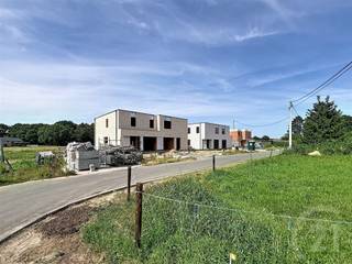<p>Energiezuinig wonen in een rustige, groene omgeving</p><p>Tijdelijke actie: de 1ste koper ontvangt 10 operationele zonnepanelen van 460 Wp, ter waarde van € 5.000, volledig GRATIS.</p><p>In Project Veldzicht in Begijnendijk bevinden zich momenteel al 4 woningen in de ruwbouwfase en zullen binnenkort wind- en waterdicht zijn. Wie snel beslist, kan de materialen en afwerking nog naar eigen smaak kiezen.</p><p>De woning ligt in een doodlopende straat en geniet van een rustige ligging met een open, landelijk uitzicht aan de achterzijde. Tegelijk woon je op wandelafstand van het station, met verbindingen richting Antwerpen, Hasselt, Leuven en Brussel. Ook het centrum van Begijnendijk en de stad Aarschot bevinden zich vlakbij.</p><p>Op het gelijkvloers is er een inkomhal met apart gastentoilet. Verder beschikt de woning over een inpandige garage, een ruime leefruimte en een open keuken. Dankzij de grote raampartijen geniet je hier van veel natuurlijk licht en een mooi zicht op de tuin en de achterliggende weide.</p><p>De eerste verdieping omvat 3 volwaardige slaapkamers, een nachthal met afzonderlijk toilet en een praktische wasberging. De badkamer heeft plaats voor een ligbad, een aparte douche en een dubbele wastafel.</p><p>Voor een laag energieverbruik en een hoog wooncomfort wordt de woning voorzien van:</p><p>* een warmtepomp met vloerverwarming;<br />* ventilatiesysteem type D;<br />* regenwaterrecuperatie;<br />* 10 zonnepanelen van 460 Wp;</p><p>De verkoop gebeurt onder de Wet Breyne (12% registratie op de grond en 21% btw op de constructie)</p><p>Interesse in deze woning? Contacteer ons via 016 90 10 21 of info@future-home.be.<br /> </p>
