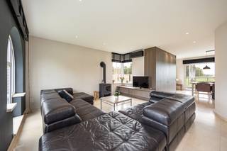 Vanuit deze instapklare woning geniet je van een panoramisch zicht over weilanden. Deze woning, gelegen op een perceel van ca 17 are, biedt lichtrijke leefruimtes, een nieuwe keuken, 4 slaapkamers en 3 badkamers. Optimaal comfort dankzij vloerverwarming en airco. In de tuin is het zalig vertoeven met een zwembad, poolhouse en zonnige terrassen. Instapklaar wonen in het groen!<br /><br />Goede bereikbaarheid; 5 minuten tot het dorpsplein van Kasterlee, 5 minuten tot de op- en afrit van de autostrade, 15 minuten tot het centrum van Turnhout of Geel.<br /><br />Indeling woning;<br />- kelder<br />- inkomhal<br />- gastentoilet<br />- ruime lichtrijke woon- en eetkamer<br />- nieuwe volledig ingerichte keuken<br />- bureau of leeshoek<br />- berging/wasplaats<br />- ingerichte badkamer<br />- dubbele inpandige garage, met automatische bediende poorten<br />Op de verdieping:<br />- nachthal<br />- masterbedroom met aansluitend badkamer<br />- dressing<br />- 2 slaapkamers met daartussen ingerichte badkamer<br />- 4de slaapkamer <br />- zolder<br /><br />In 2022/2023 werd deze woning gerenoveerd; CV-ketel, airco, vloerverwarming, keuken, zonnepanelen, tuinaanleg en -omheining, zwembad, poolhouse, fietsenstalling.<br /><br /><br />Bestuursmaatregelen in het maatregelenregister: nee
