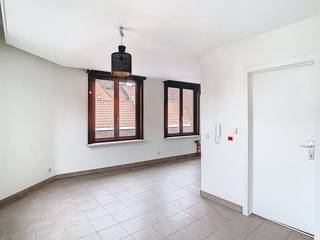 In een rustige zijstraat van de Rijselstraat vinden we dit gerenoveerde appartementje terug. Zeer centraal gelegen en dus in de nabijheid van alle nodige voorzieningen.Indeling* Verdieping +1:- lichtrijke woonkamer- open keuken uitgerust met een spoelbak, oven, keramische kookplaat met dampkap, koelkast en wasmachine- slaapkamer- badkamer voorzien van een wastafel, linnenkast, toilet en douchecabine=&gt; Onmiddellijk beschikbaar=&gt; Rolluiken aanwezig