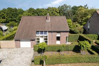 <h2><strong>Instapklare parel met paradijselijke parktuin te Diegem</strong></h2><p>Zo’n tien jaar geleden werd deze woonst grondig gerenoveerd: energetisch, praktisch, ecologisch en esthetisch. Een unieke combinatie om van te dromen, en jij kan er in wonen. Gelegen in een rustige doodlopende straat, met bijgevolg meer vrijheid én veiligheid. De ruime oprit biedt plaats aan meerdere wagens en leidt je naar de stijlvolle woning. De vooraan gelegen ramen verklappen bovendien wat je doorheen de hele woning zelf zal zien: elke ruimte badend in daglicht, met een geweldig groen zicht.</p><p>Zicht op je hoogsteigen parktuin, en wat voor een. Een zorgvuldig gecomponeerd stukje natuur. Een groen paradijs waardoor je dagelijks geniet van een vakantie dicht bij huis. Het werk van een getalenteerd tuinarchitect met een visie. Het resultaat? Een idyllisch decor boordevol volwassen groenstructuren. Volledig omheind, en toch met een ongeziene openheid. </p><p>En dat gevoel van buiten tref je dankzij de vele raampartijen ook binnen. Gekenmerkt door heel wat rust en ruimte, alsook gezelligheid en functionaliteit. Zo bezit je een praktische keuken én bijkeuken, een charmante leefruimte met inbouwhaard en maar liefst drie tot vier slaapkamers. Maar ook de op maat gemaakte bureau en modern afgewerkte badkamer verrassen met klasse in details. Bovendien zorgen de kelder en inpandige garage voor extra gemak en comfort. Gelegen op een strategische uitvalsbasis, op een zucht van Brussel, Leuven en Mechelen, met toch alle voorzieningen dichtbij. </p><p>Kortom, op zoek naar top woonkwaliteit gecombineerd met een geweldige bereikbaarheid? Zin in elke dag vakantie met een feel-good garantie? Geef Jes dan snel een seintje.</p><p>—</p><h2>Un petit bijou prêt à emménager avec un jardin paradisiaque</h2><p>Il y a une dizaine d’années, cette habitation a fait l’objet d’une rénovation en profondeur : sur les plans énergétique, pratique, écologique et esthétique. Une combinaison rare qui fait rêver… et dans laquelle vous pourriez bientôt vivre. Située dans une rue en cul-de-sac particulièrement calme, elle offre davantage de liberté, de sécurité et de tranquillité. La vaste allée permet de stationner plusieurs véhicules et mène à une élégante maison. Dès la façade avant, les grandes fenêtres laissent déjà entrevoir ce qui caractérise l’ensemble du bien : des espaces baignés de lumière naturelle et de magnifiques vues sur la verdure.</p><p>Et quelle verdure ! Vous profitez ici de votre propre jardin paysager, soigneusement conçu comme un véritable écrin de nature. Un petit paradis vert qui procure chaque jour une agréable sensation de vacances à domicile. Imaginé par un architecte paysagiste talentueux, le jardin séduit par ses plantations matures, son caractère idyllique et son harmonie. Entièrement clôturé, il conserve pourtant une remarquable impression d’ouverture.</p><p>Grâce aux nombreuses baies vitrées, cette connexion avec l’extérieur se prolonge naturellement à l’intérieur. La maison se distingue par son atmosphère paisible et spacieuse, tout en offrant chaleur, convivialité et fonctionnalité. Vous y trouverez une cuisine pratique avec arrière-cuisine, un charmant séjour agrémenté d’une cheminée encastrée ainsi que trois à quatre chambres. Le bureau sur mesure et la salle de bains moderne témoignent également d’un souci du détail et d’une finition de qualité. Une cave et un garage intégré complètent l’ensemble pour un confort optimal au quotidien.</p><p>Le tout bénéficie d’une situation stratégique, à proximité immédiate de Bruxelles, Louvain et Malines, tout en restant proche de toutes les commodités.</p><p>En résumé, vous recherchez une qualité de vie exceptionnelle associée à une excellente accessibilité ? Vous rêvez d’un sentiment de vacances au quotidien dans un cadre verdoyant ? N’hésitez pas à contacter Jes pour découvrir cette propriété unique.</p><figure><div></div></figure><p></p>