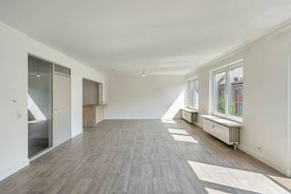 Instapklaar drieslaapkamer appartement, op wandelafstand van het centrum, scholen, winkels, Jessa ziekenhuis en andere faciliteiten. Bewoonbare oppervlakte: 117m² + balkon (volgens epc attest d.d. 15/01/2026).<br /><br />INDELING: Inkomhal met apart toilet; Ruime en lichtrijke woon- en eetkamer met annex de geïnstalleerde, gerenoveerde keuken; Nachthal met toegang tot 3 slaapkamers en de gerenoveerde badkamer voorzien van dubbele lavabo en inloopdouche. CV op aardgas (gemeenschappelijk). <br /><br />Maandelijkse provisie gemeenschappelijke last + verwarming: € 150 euro/maand.<br />E-Label: B.<br /><br />Voor meer info of een bezichtiging, bel Dario op 0472/09.27.56 of 011 22 19 17. Bekijkt u deze advertentie via een aanverwante vastgoedsite, surf dan naar onze website www.limburgsvastgoed.be voor een uitgebreide beschrijving en foto's.