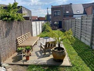 IN OPTIE!!! KIJKDAGEN GAAN NIET MEER DOOR.<br /><br />TE KOOP - BORNEM<br />GEZELLIGE STARTERSWONING MET 2 SLAAPKAMERS, TERRAS EN TUIN <br /><br />Rustige ligging in autoluw en kindvriendelijk straatje in het centrum van Bornem.<br />(winkels, Ter Dilft, Breeven en station op wandelafstand)<br />Vlotte bereikbaarheid via N16, A12 en N17.<br /><br />Schrijf je in voor de kijkdagen via: clementstraat10@hotmail.com<br />(geen immo-kantoren met voorstel om te verkopen aub)<br />Stuur gerust al uw vragen naar bovenstaand mailadres. Zo kan ik makkelijker overzicht houden.<br /><br />KIJKDAGEN: Zaterdag 21/03, zaterdag 28/03 en dinsdag 31/03<br /><br />Info:<br />- Opp: 96m2 <br />- Gelijkvloers: leefruimte met eetplaats en ingerichte open keuken met toegang tot terras en tuin <br />- 1e verdieping: Nachthal, apart WC, 2 slaapkamers, badkamer met ligbad/douche en lavabomeubel <br />- stockagezolder boven voorste slaapkamer<br />- droge kelder <br />- EPC D dus geen renovatieplicht<br /><br />Mogelijkheid tot overnemen huurcontract parkeerplaats in nabije omgeving aan €50/maand<br /><br />Beschikbaar bij akte: 06/2026