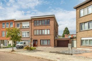 <p><span>Zoek je een zorgeloos en energiezuinig appartement voor jezelf, of een slimme vastgoedinvestering met een mooi verhuurrendement? Dit appartement op de 2e verdieping van Paasbloemstraat 31 biedt exact wat je zoekt!</span></p><p><span>De highlights:</span></p><ul><li><span>Gunstig EPC B-label:</span><span> Energiezuinig en 100% zorgeloos wonen zonder renovatieplicht.</span></li><li><span>100% Instapklaar:</span><span> Uitstekend onderhouden en direct klaar voor verhuis of verhuur.</span></li><li><span>Ideale investering:</span><span> Hoge verhuurbaarheid op een gegeerde locatie.</span></li><li><span>Sleutelkenmerken:</span><span> 2 ruime slaapkamers, uitgeruste keuken </span></li><li><span>Geen gemeenschappelijke kosten</span></li><li><span>Geen lift</span></li></ul><p><span>Indeling: Via de inkomhal kom je in de lichte leefruimte met grote raampartijen. De aansluitende keuken is voorzien van alle nodige toestellen. Verder beschikt het appartement over twee volwaardige slaapkamers, een badkamer met douche en toilet. Dankzij het uitstekende EPC B-label geniet je van lage energiekosten en een hoog comfort.</span></p><p><span>Buurt: Rustig gelegen in Merksem met winkels, scholen en openbaar vervoer op wandelafstand. Bovendien heeft het pand een vlotte verbinding naar het centrum van Antwerpen en de Antwerpse Ring.</span></p><p><span>Interesse in een bezoek? Neem contact op via 03/646.66.55 of lynn@sinjoor.be!</span></p>