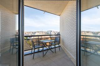 In de Charleroistraat te Koksijde, een zijstraat van de Zeedijk, vinden we dit instapklaar appartement met 2 slaapkamers te koop. Dit appartement is zuid-oost gericht en heeft vanop het terras een lateraal zeezicht. Zeer rustig gelegen vlakbij zee en op wandelafstand van het centrum. Zoekt u immo in Koksijde? Lees dan zeker verder.INDELING:> vierde verdieping:- inkomhal met ingemaakte kasten;- aangename leefruimte met aanpalend terras;- vernieuwde keuken voorzien van keramische kookplaat, dampkap, spoelbak, koelkast, combi microgolfoven en vaatwasmachine;- vernieuwde badkamer met inloopdouche en lavabo;- apart toilet;- 2 volwaardige slaapkamers.> Privatieve kelderberging.> Gemeenschappelijke fietsenberging.ALGEMEEN:- zeer centrale ligging en vlakbij zee;- EPC C (224 kWh/m² jaar);- elektrische verwarming;- mogelijkheid tot aankoop van de meubels.
