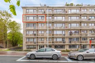 Dit ruime appartement ligt aan de prachtige Leo de Béthunelaan, vlakbij de E40 en op loopafstand van het bruisende centrum van Aalst, met alle gemakken binnen handbereik, waaronder supermarkten, winkels, scholen en openbaar vervoer.<br />Met een bewoonbare oppervlakte van 108m² biedt dit appartement een comfortabel thuis.<br /><br />Het appartement is slim ingedeeld met een inkomhal die leidt naar een royale woonkamer, een eetkamer, een goed uitgeruste keuken, één masterbedroom en twee kinderkamers, een badkamer, een apart toilet met wastafel en een berging.<br />Aan de voorzijde bevindt zich een balkon, terwijl aan de achterzijde een gezellig terras met extra berging uitnodigt tot ontspanning.<br /><br />Daarnaast omvat het appartement ook een droge, aparte kelder en een garagebox, beide inbegrepen in de prijs.<br />Bovendien beschikt het appartement over een gunstig EPC-label C, wat wijst op een goede energie-efficiëntie.<br /><br />Met slechts lichte opknapwerkzaamheden kan dit ruime appartement worden omgetoverd tot een ware parel.<br /> 