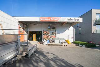 Deze loods met kantoorruimte, sanitaire voorzieningen en eer ruime werkplaats, gelegen aan de Nijvelsesteenweg/Broek in Halle, biedt een...