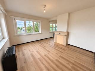 Dit gerenoveerde appartement is gunstig gelegen aan de stadsrand van Aalst, op korte afstand van winkels, warenhuizen, scholen, openbaar vervoer en belangrijke verbindingswegen.
Op het gelijkvloers betreedt u het gebouw via de ruime garage. Hoewel deze niet geschikt is voor het stallen van een wagen, biedt ze heel wat praktische opbergruimte en is ze ideaal voor het plaatsen van fietsen.
Op de eerste verdieping bevindt zich de inkomhal/nachthal met ruimte voor een vestiaire. Verder beschikt het appartement over een lichtrijke leefruimte, een geïnstalleerde keuken, een ruime slaapkamer aan de rustige achterzijde van het gebouw en een badkamer uitgerust met douche, lavabo en toilet.
Daarnaast beschikt het appartement over een geïsoleerde zolderverdieping, bereikbaar via een vaste trap, die als extra bergruimte kan worden benut.
Extra troeven: geen gemeenschappelijke lasten, parkeermogelijkheid voor de deur en een vlotte bereikbaarheid.
Onmiddellijk beschikbaar!
Indien u graag een bezoek wenst, aarzel niet ons te contacteren op affligem@immoaccenta.be