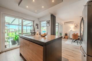Deze charmante en energiezuinige woning is uitstekend gelegen langs een invalsweg van Eernegem en combineert een vlotte bereikbaarheid met...
