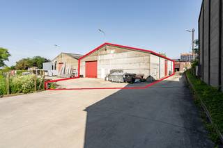 Magazijn van 430m² (25,5mx17)gelegen tussen Lendelede en Sint-Eloois Winkel. Gelegen op een ± 1150m². Voorzien van een stuk bouwgrond voor de...